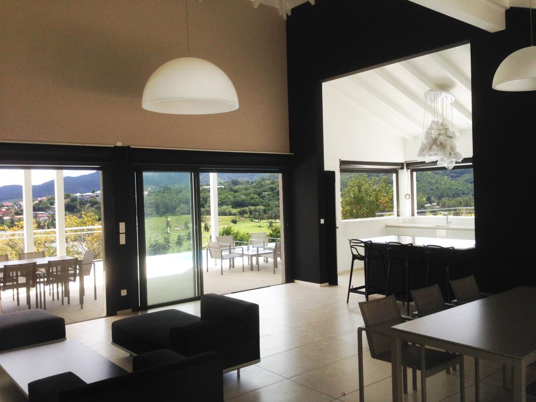 Location villa luxe Trois Ilets Martinique - Séjour ouvert sur la terrasse